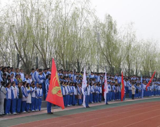 枣庄十八中:三月春风花开日,正是跑操比赛时