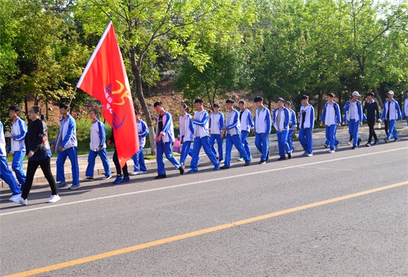 枣庄十八中举行"激情励志,青春远足"励志活动