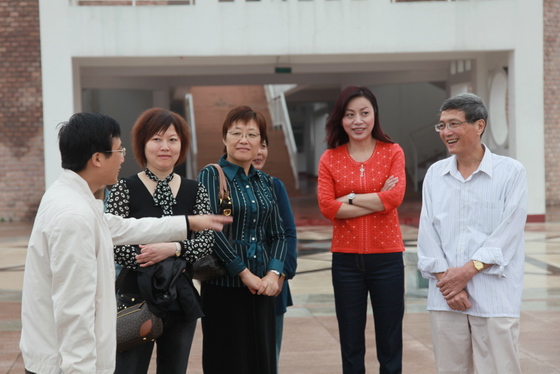 王玉芬董事长陪同上海来宾参观校园