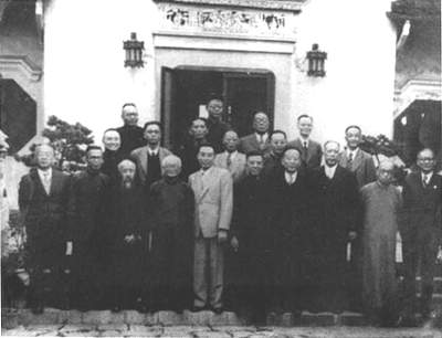 资料图片：国共代表在上海吴铁城公馆前合影