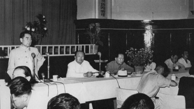 资料图片：周恩来在全国民族工作座谈会作报告