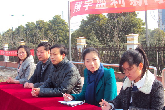 校领导观摩跑操比赛