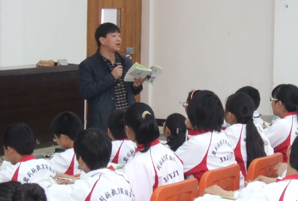 熊向华老师上课中