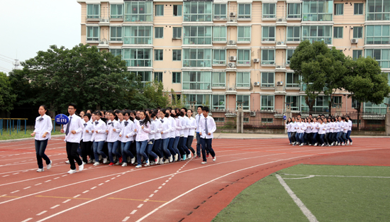 江苏省宝应中学举行高二年级跑操比赛