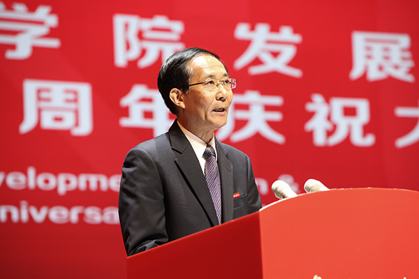 淮阴师院党委书记朱汉清主持仪式