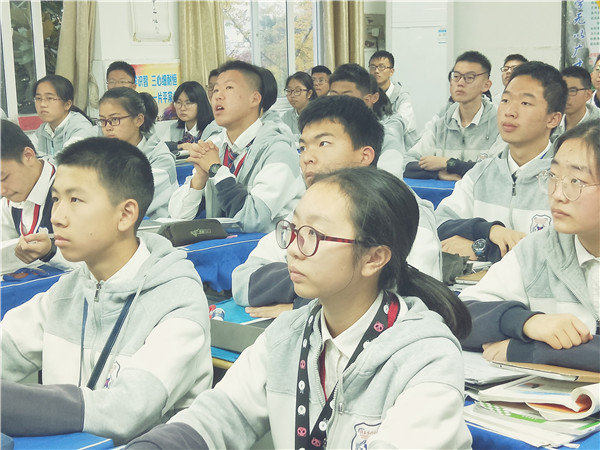 认真聆听的学生