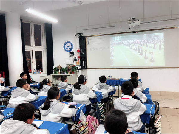 同学们认真观看
