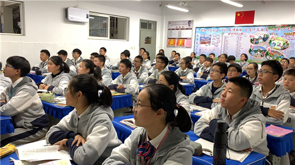 学生们专注地注视着大屏幕