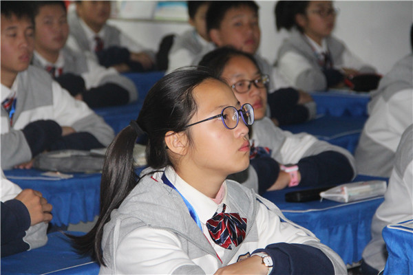 学生观看电影