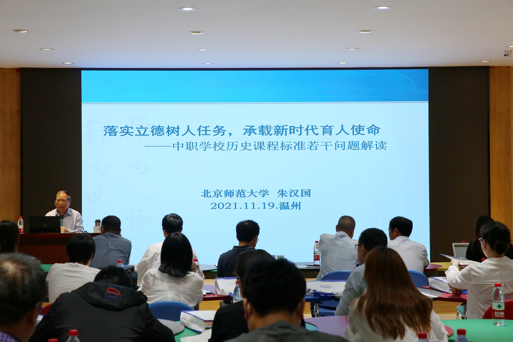 堅持社會主義辦學方向,能充分體現職教特色,又注重教學內容與社會生活