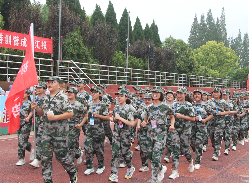 以军训之名,一睹青春”戎“颜