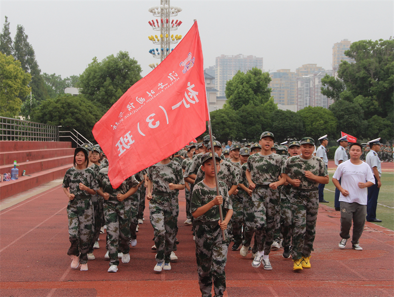 以军训之名,一睹青春”戎“颜
