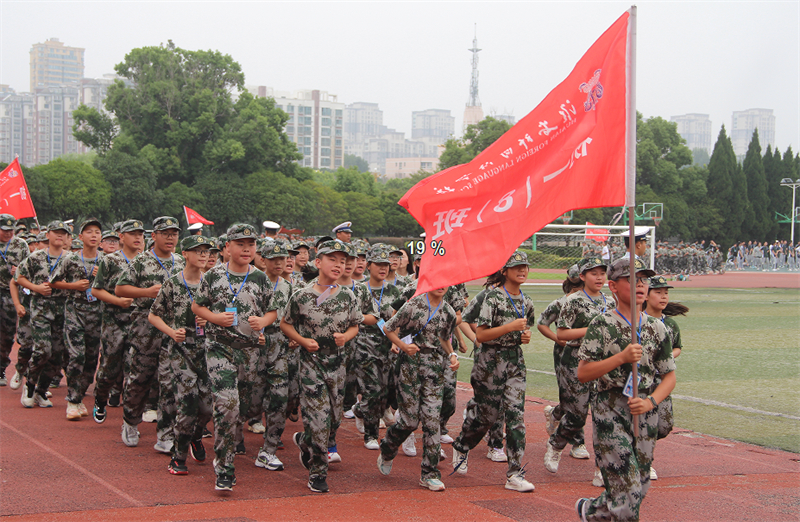 以军训之名,一睹青春”戎“颜