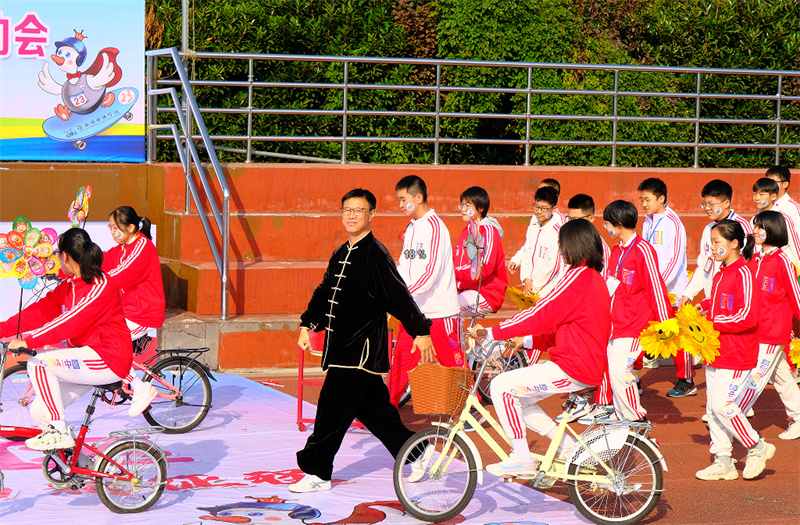 秋风旗鼓迎少年, 运动狂欢显芳华