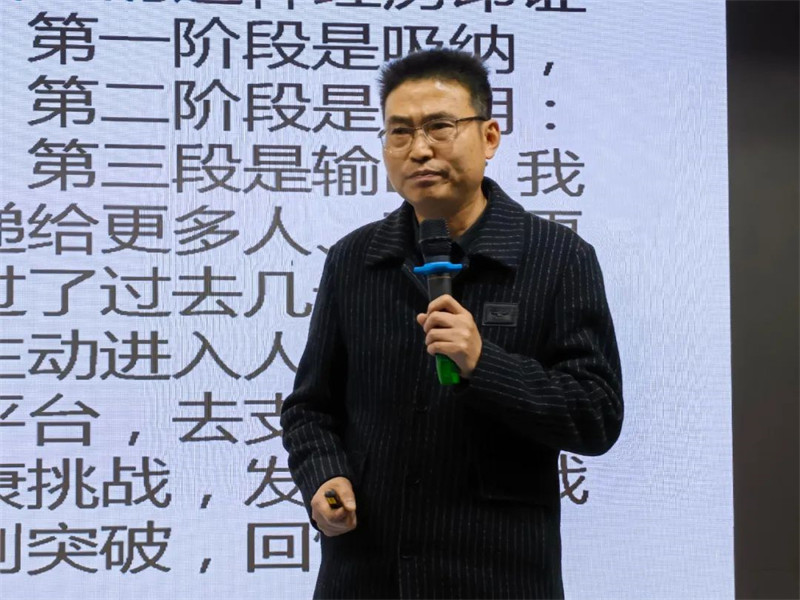 辉光日新臻佳境,刚健笃实绘前程