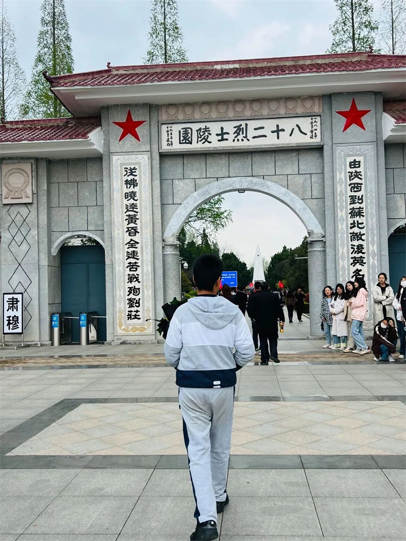 雨过清明忆故人,情暖人间树新风