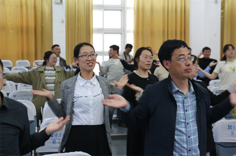 淮外召开2022-2023学年第七期教职工研修会