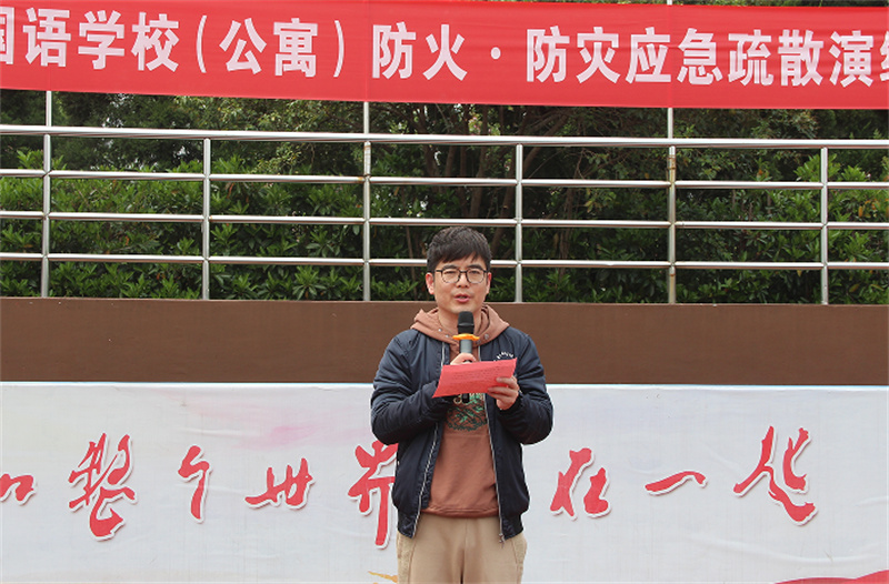 淮外初一级部开展消防演练活动
